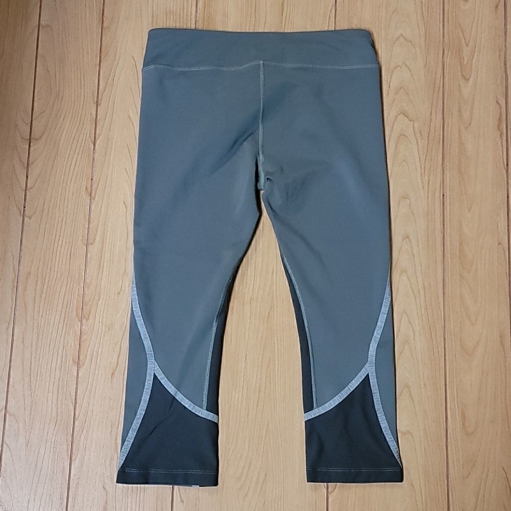 THE NORTH FACE TNF GRAY CAPRI LEGGINGS - Picture 5 of 5